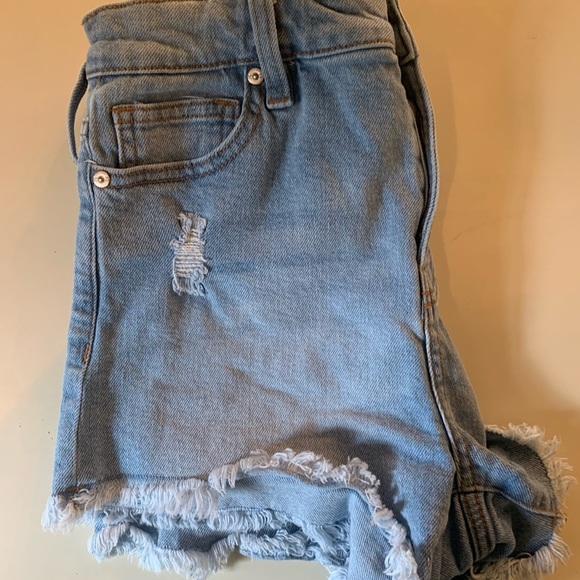 Kendall & Kylie Jean Shorts - Picture 3 of 5